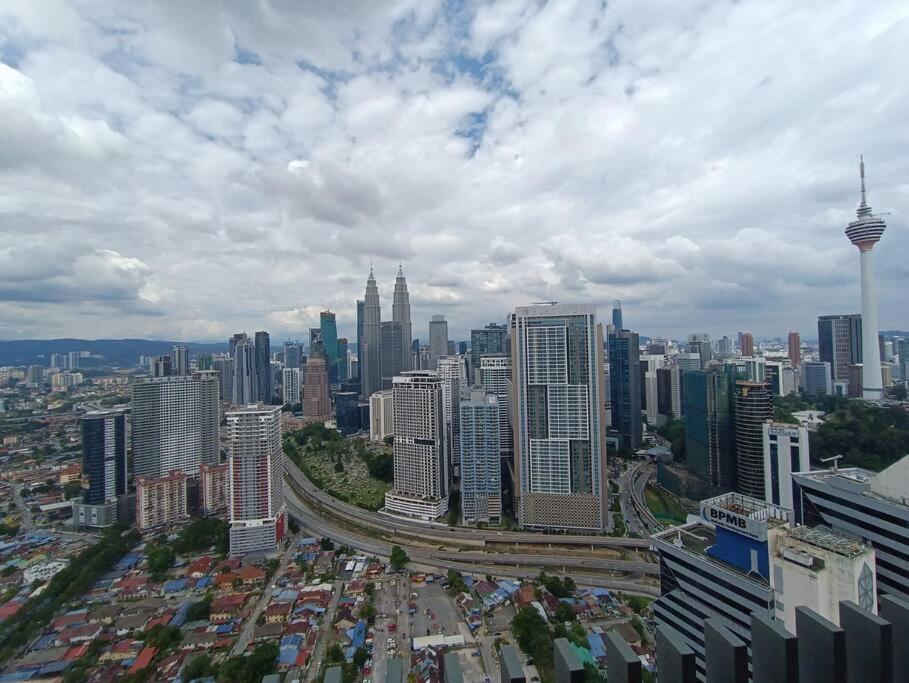 Lx 39A Balcony Klcc View 1 Bedroom Infinity Pool كوالالمبور المظهر الخارجي الصورة