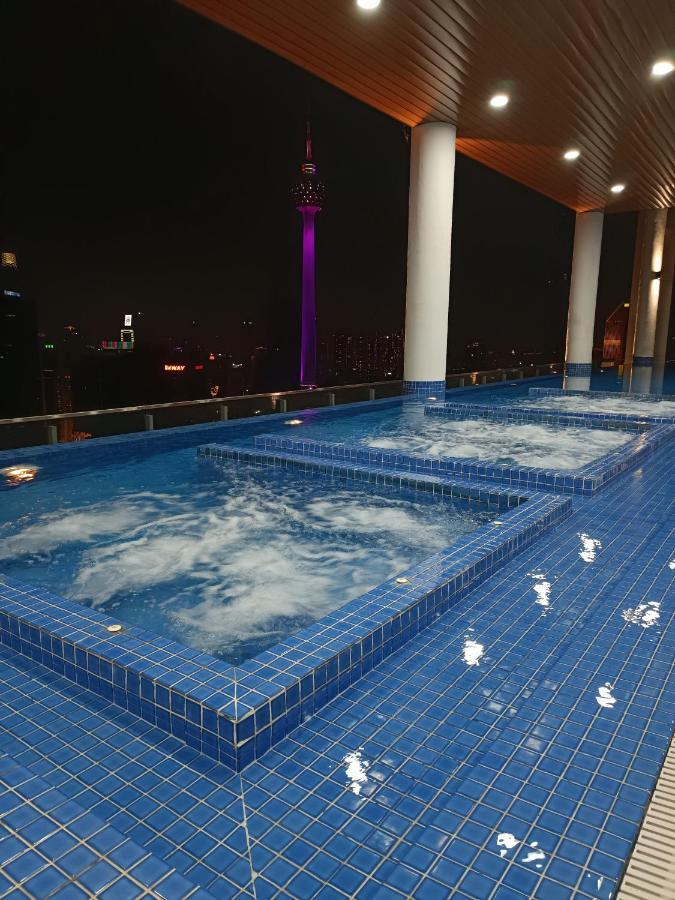 Lx 39A Balcony Klcc View 1 Bedroom Infinity Pool كوالالمبور المظهر الخارجي الصورة